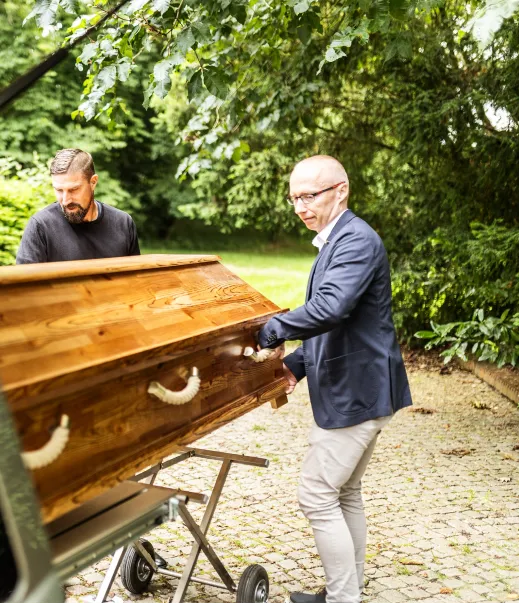 Einladen des Sarges bei  Gast Bestattungen in Ascheberg